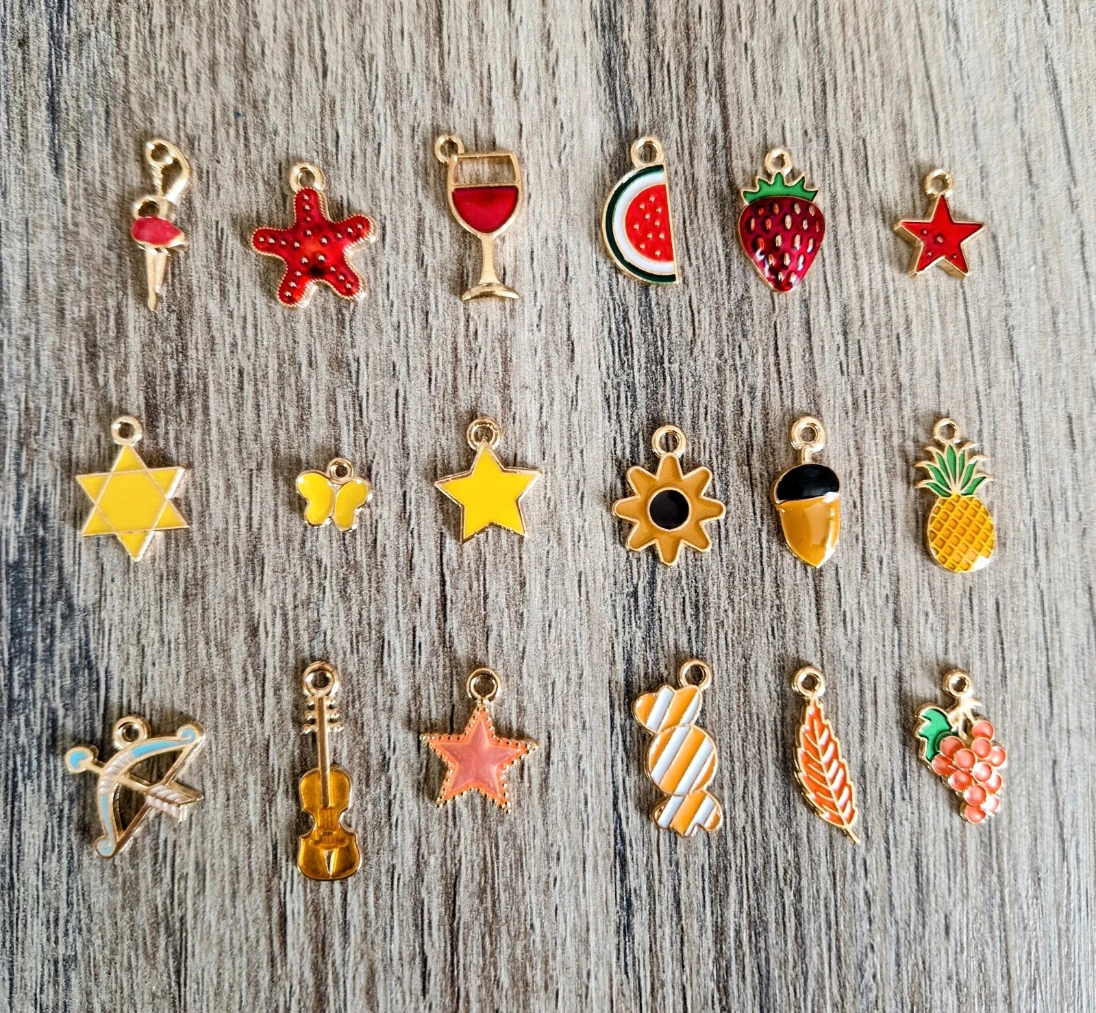 Lot de 18 breloques